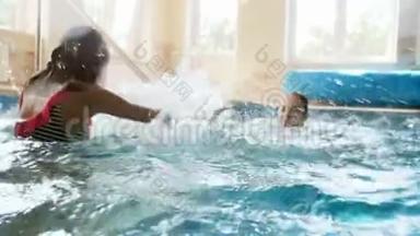 两个女孩在游泳池里玩耍的4k镜头。孩子们在水里嬉戏<strong>打闹</strong>